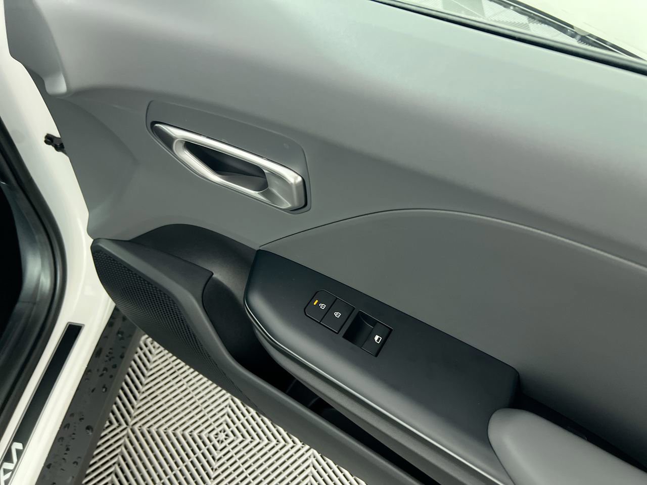 New 2026 Snow White Pearl Kia LXS image 32
