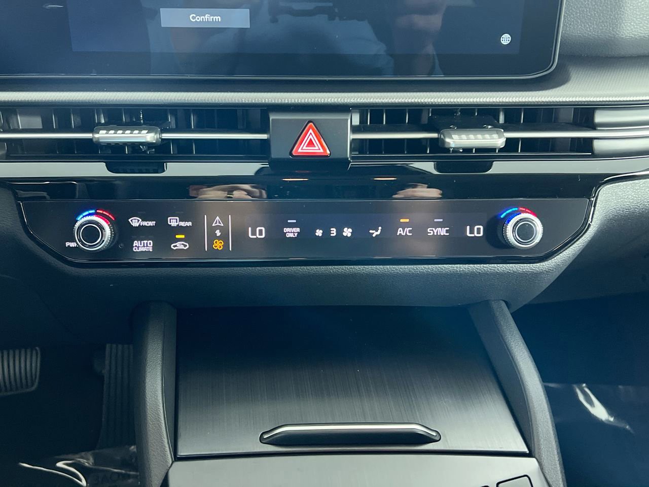 New 2026 Snow White Pearl Kia LX image 26