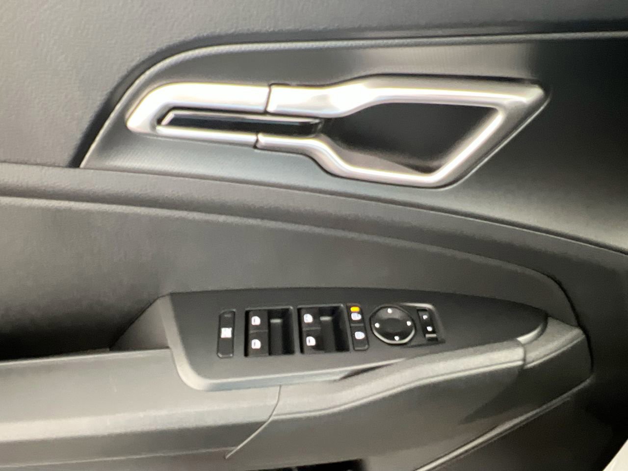 New 2026 Snow White Pearl Kia LX image 16