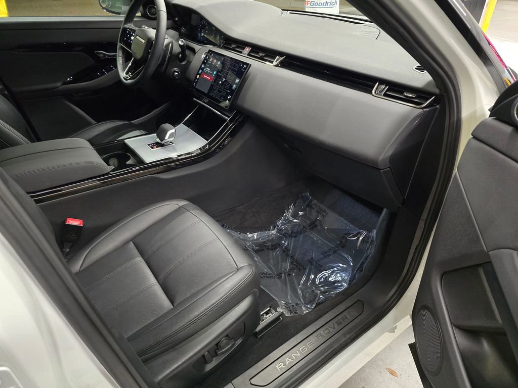 Used 2025 Fuji White Land Rover Core S image 29
