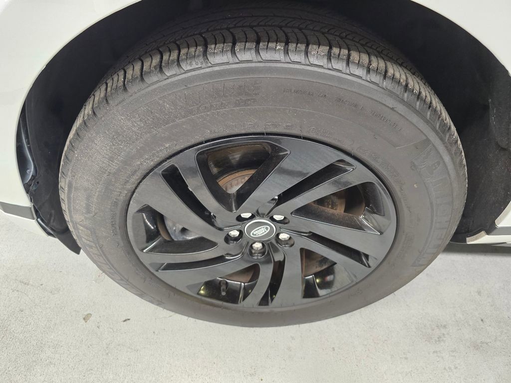 Used 2025 Fuji White Land Rover Core S image 8