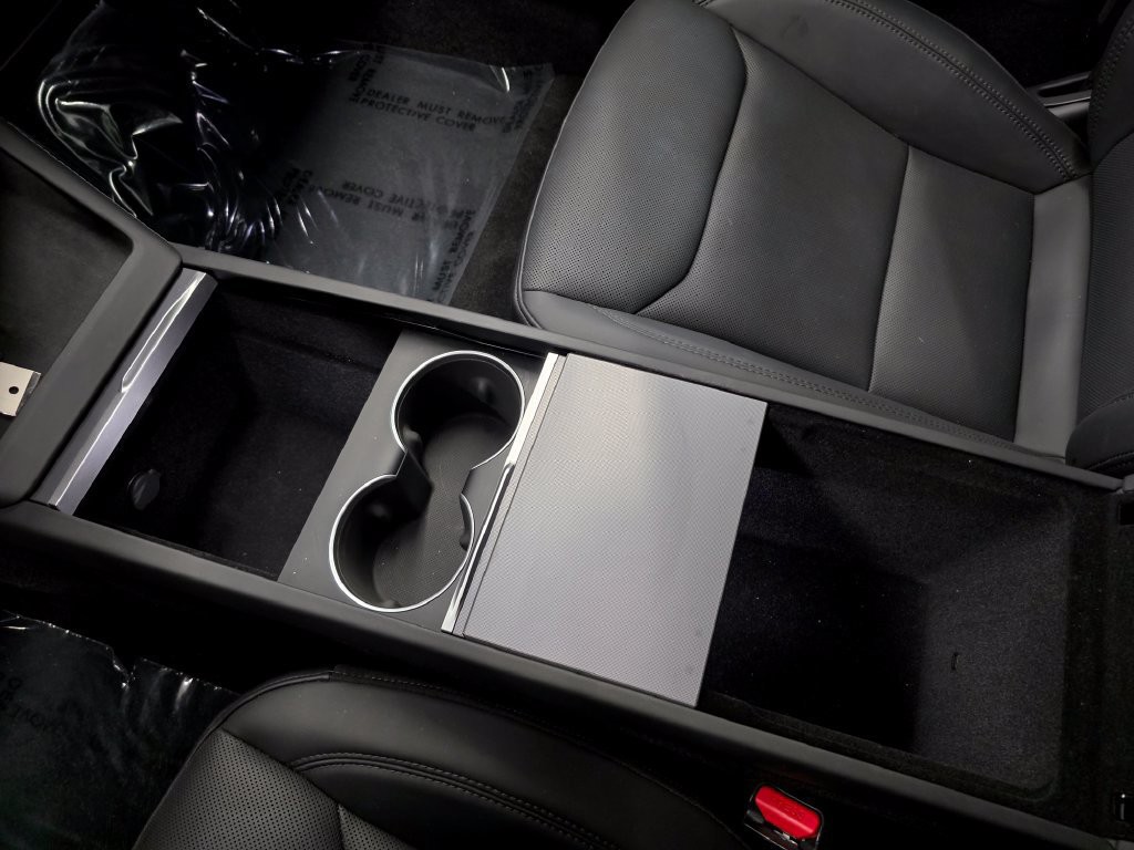 Used 2024  Tesla Base image 30