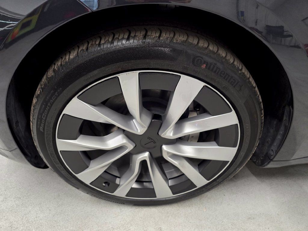 Used 2024  Tesla Base image 9