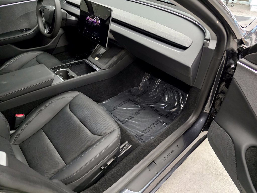 Used 2024  Tesla Base image 33