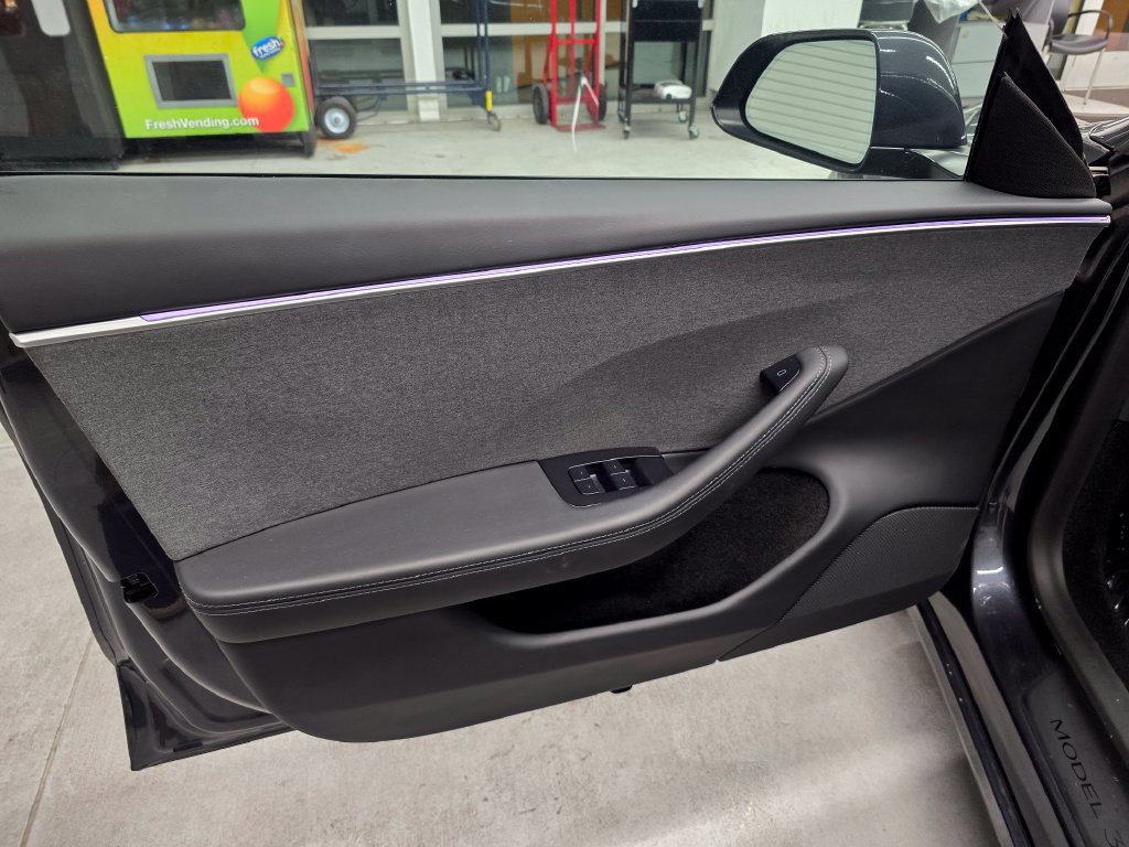 Used 2024  Tesla Base image 19