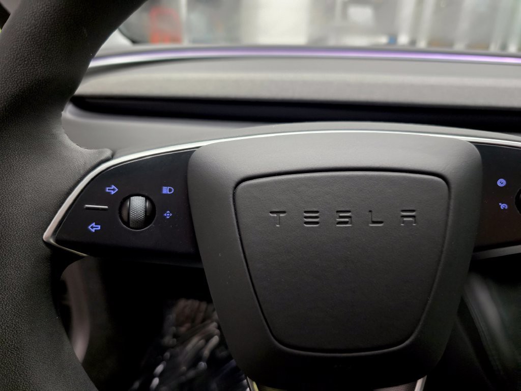 Used 2024  Tesla Base image 24