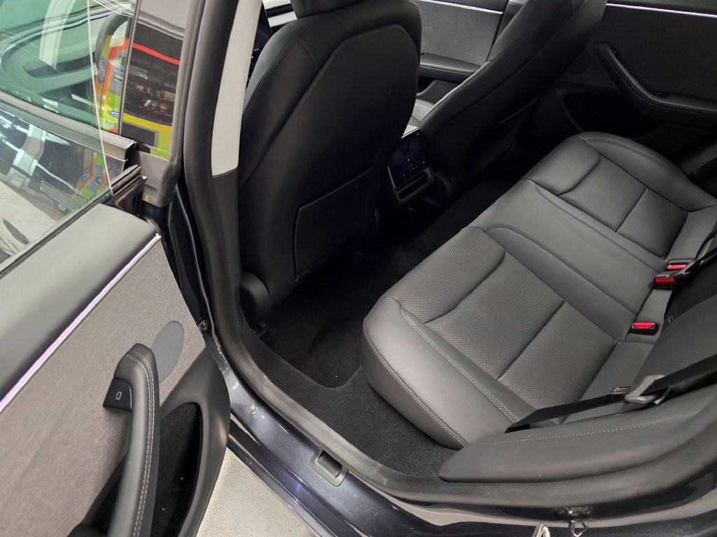 Used 2024  Tesla Base image 31