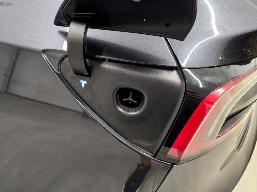 Used 2024  Tesla Base image 18
