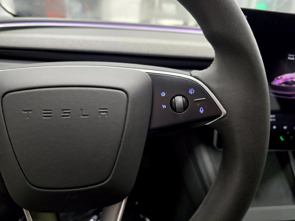 Used 2024  Tesla Base image 25