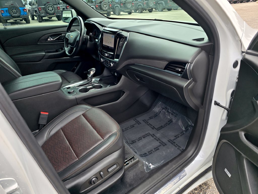Used 2022 Iridescent Pearl Tricoat Chevrolet High Country image 33