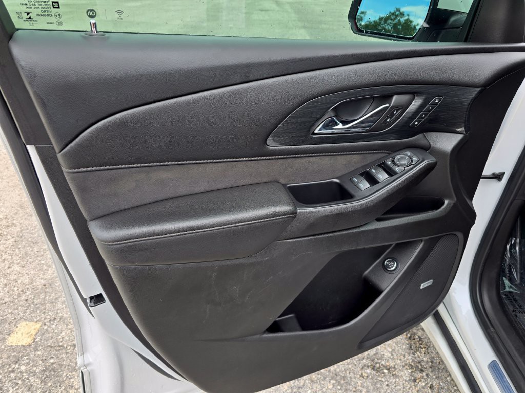 Used 2022 Iridescent Pearl Tricoat Chevrolet High Country image 14