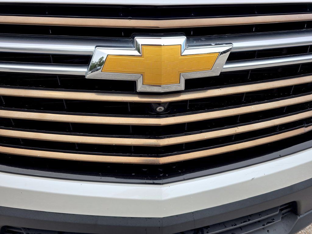 Used 2022 Iridescent Pearl Tricoat Chevrolet High Country image 9