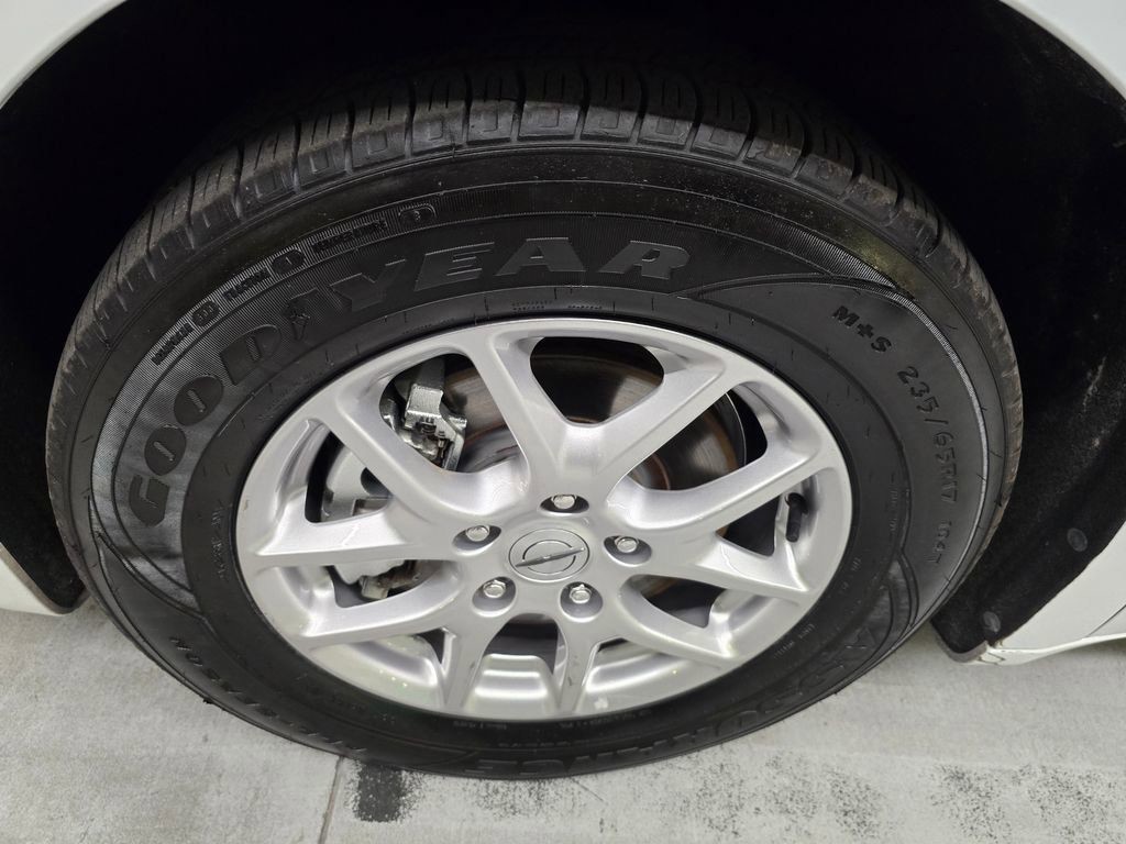 Used 2024 Bright White Clearcoat Chrysler Touring L image 9