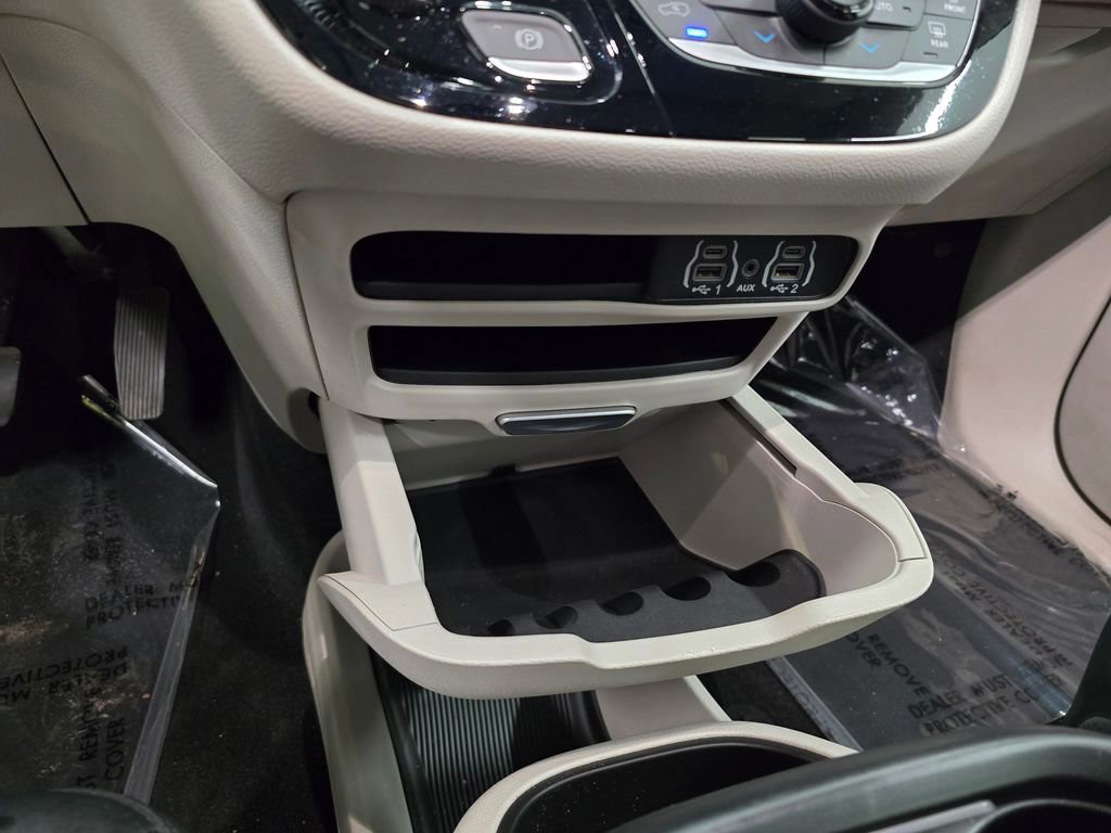 Used 2024 Bright White Clearcoat Chrysler Touring L image 23