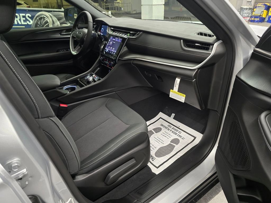 New 2025 Silver Zynith Jeep Laredo image 30