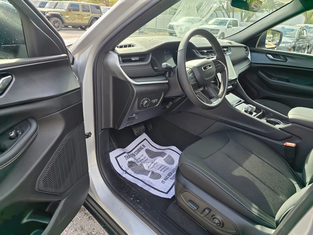 New 2026 Silver Zynith Jeep Laredo X image 15