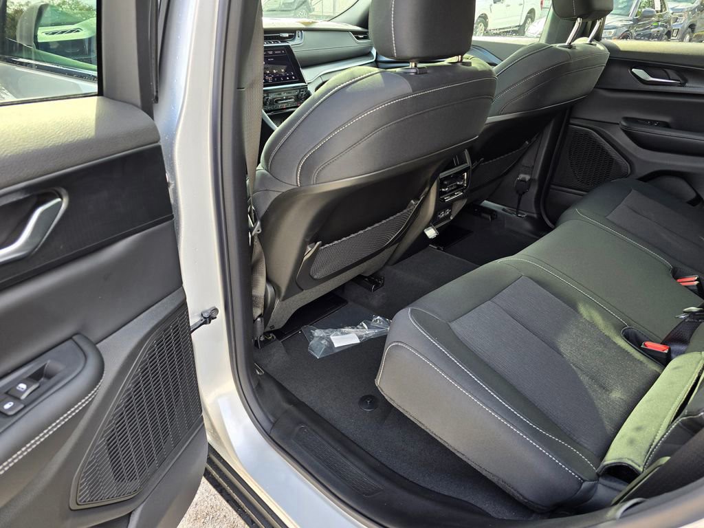 New 2026 Silver Zynith Jeep Laredo X image 27