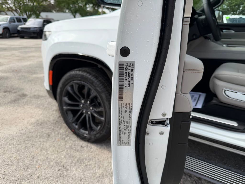 New 2026 Bright White Clearcoat Jeep Summit Obsidian image 15