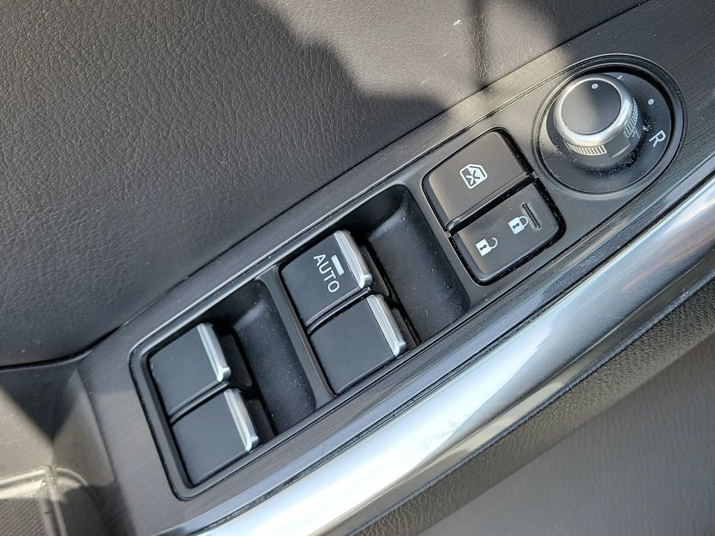 Used 2016 White Mazda Grand Touring image 29