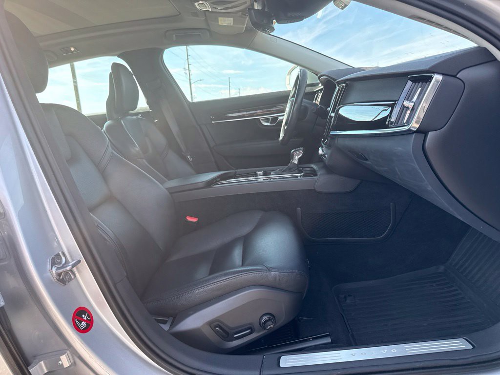 Used 2018 Silver Volvo T6 Momentum image 10