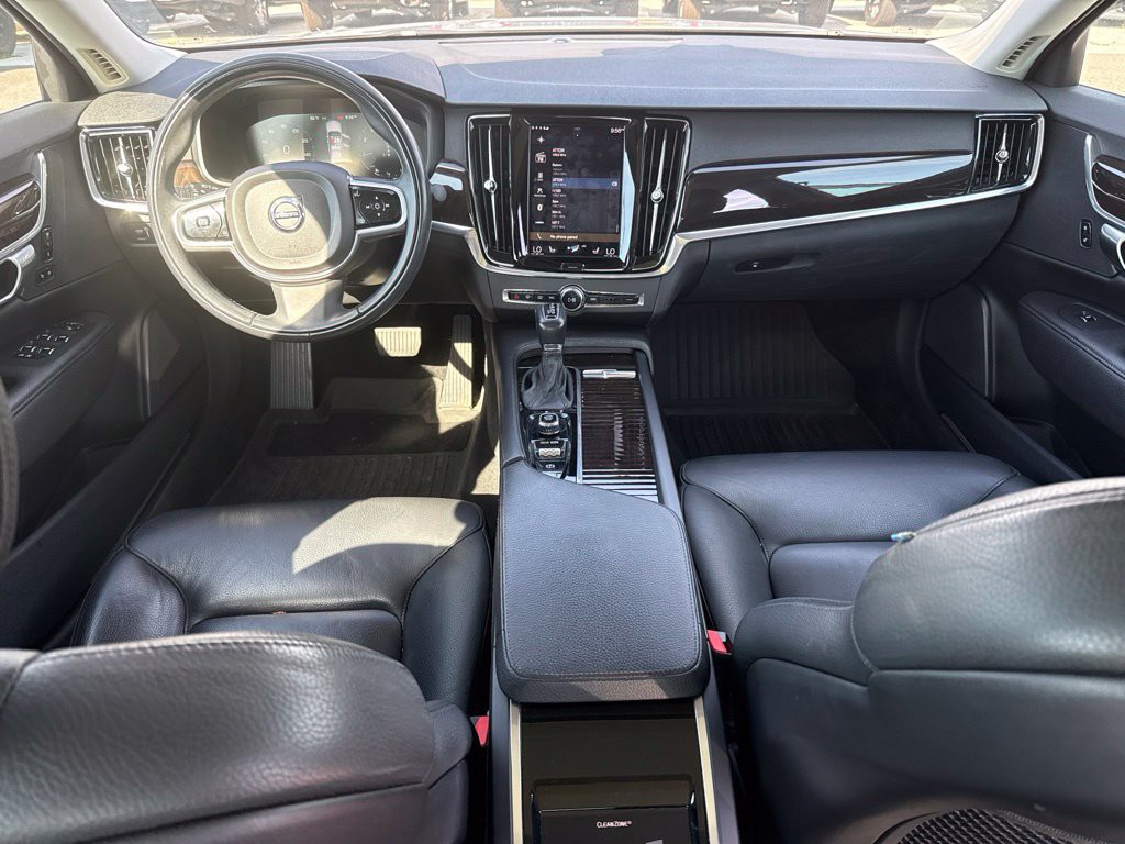 Used 2018 Silver Volvo T6 Momentum image 11