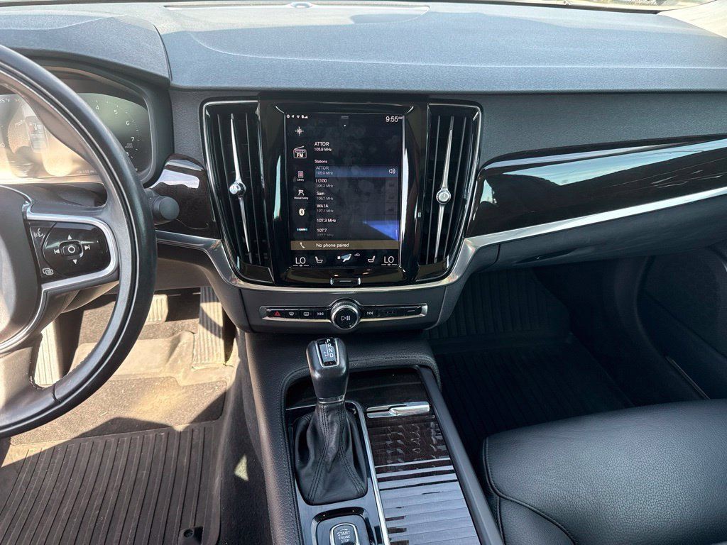 Used 2018 Silver Volvo T6 Momentum image 8