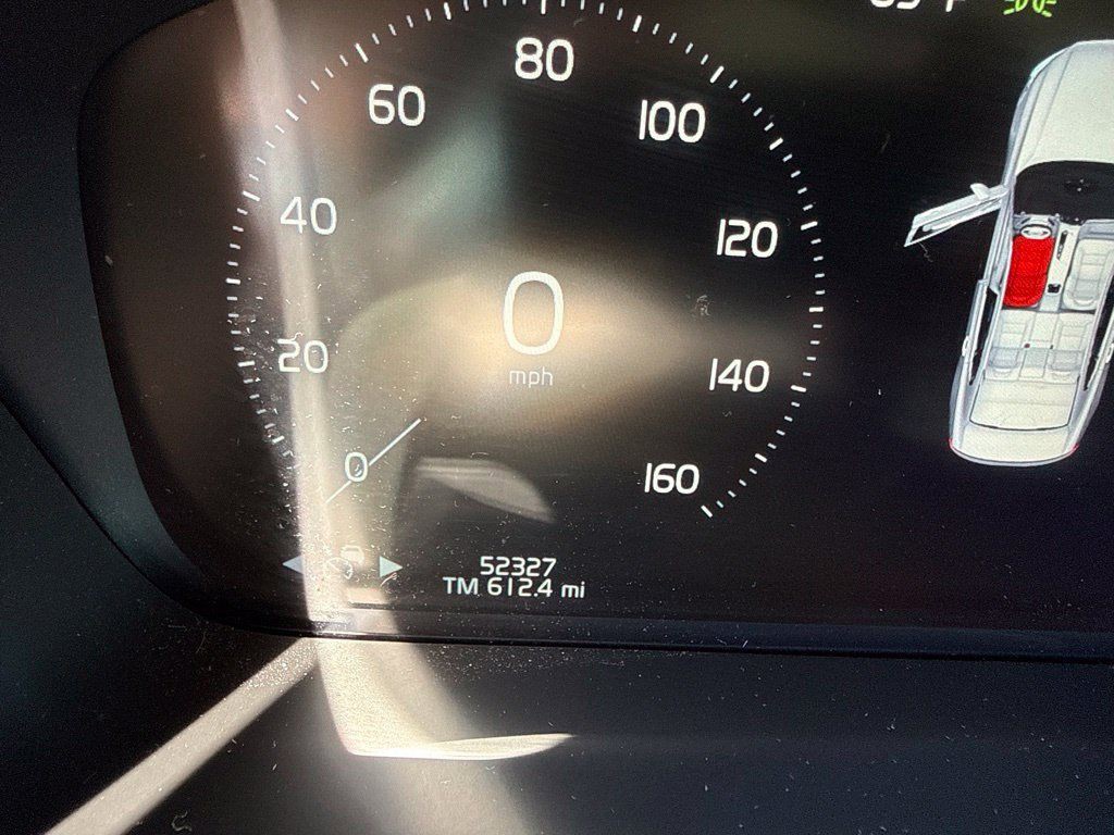 Used 2018 Silver Volvo T6 Momentum image 7