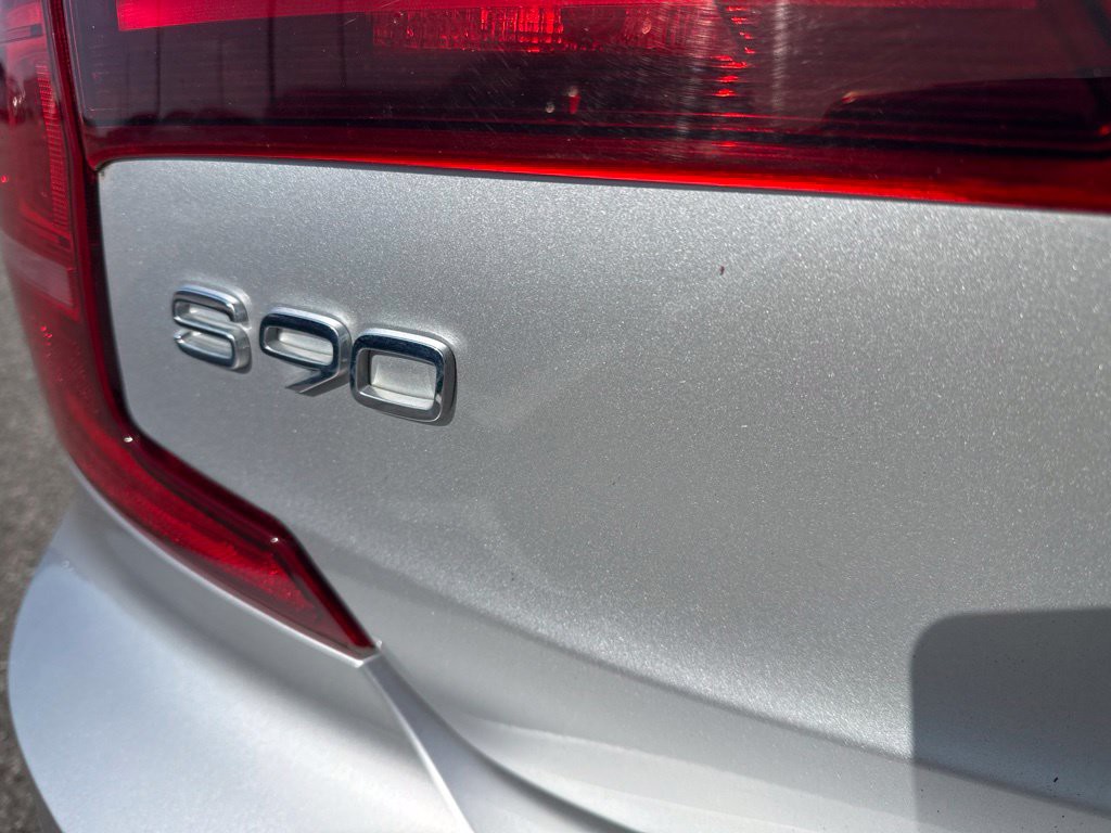 Used 2018 Silver Volvo T6 Momentum image 12