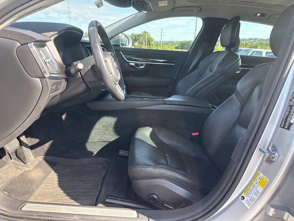 Used 2018 Silver Volvo T6 Momentum image 6