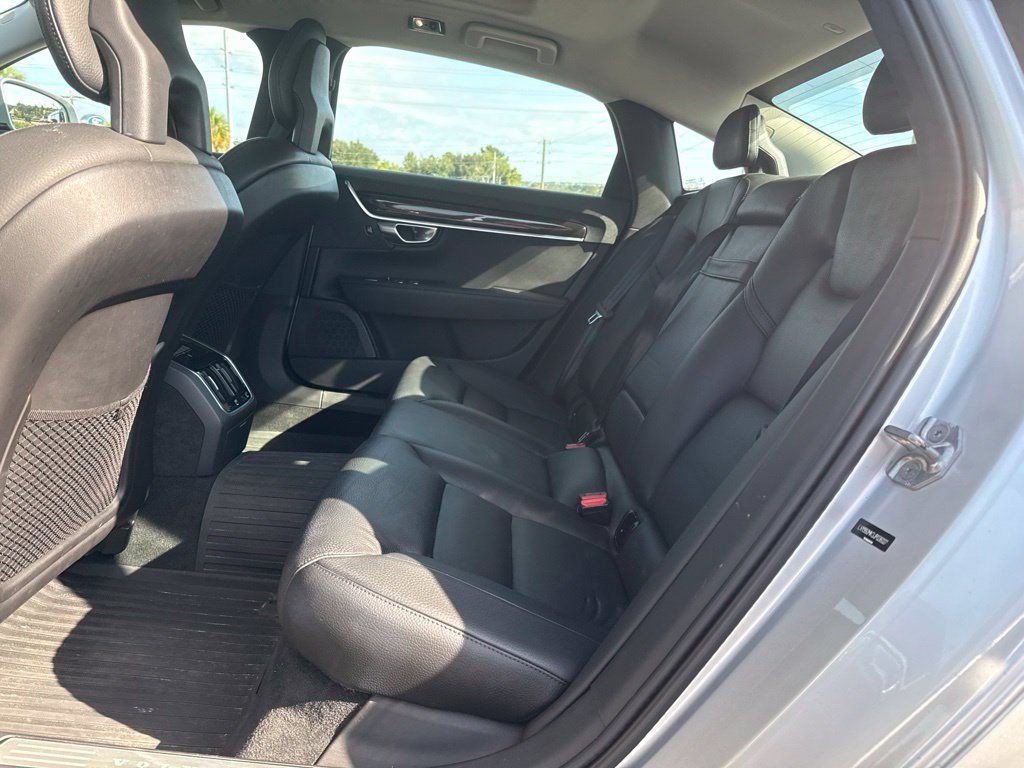 Used 2018 Silver Volvo T6 Momentum image 9