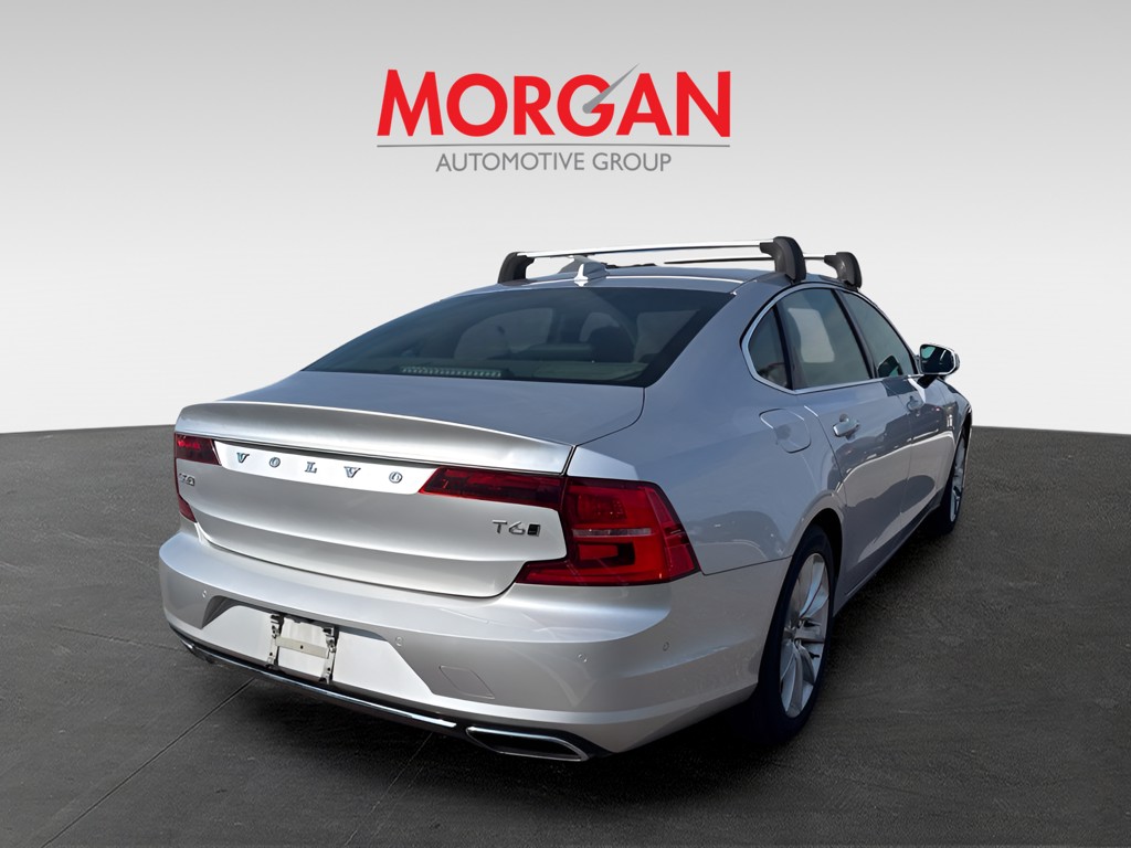 Used 2018 Silver Volvo T6 Momentum image 2