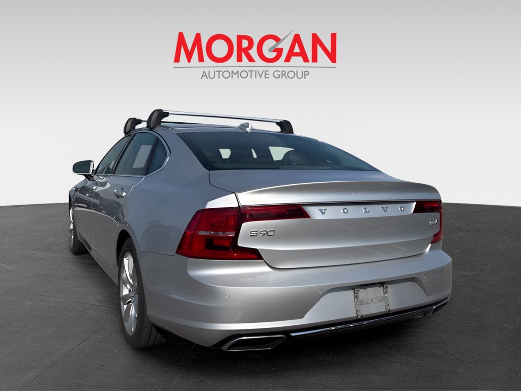 Used 2018 Silver Volvo T6 Momentum image 3