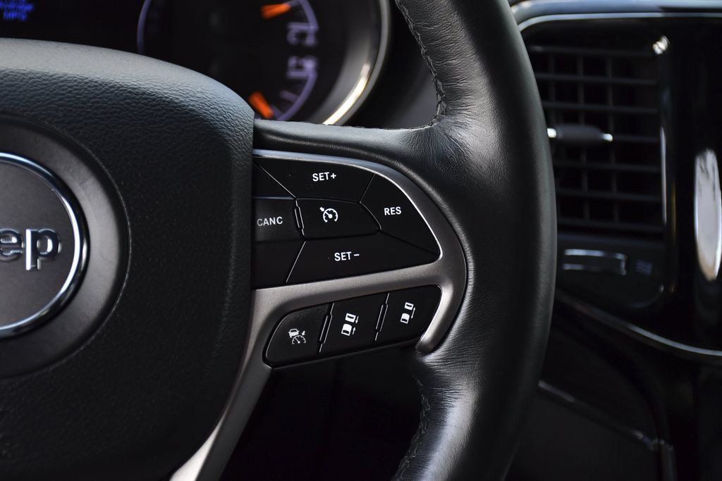 Used 2019 White Jeep Overland image 9