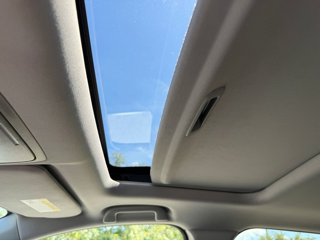 Used 2018 White Honda EX image 27