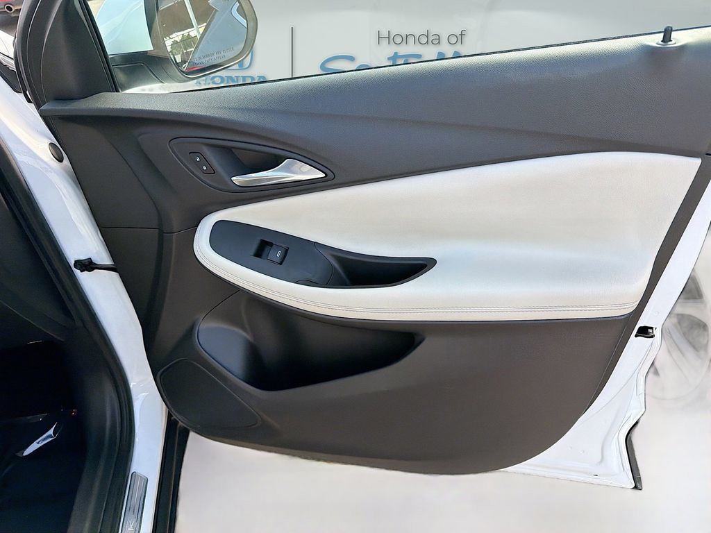 Used 2022 White Buick Select image 32