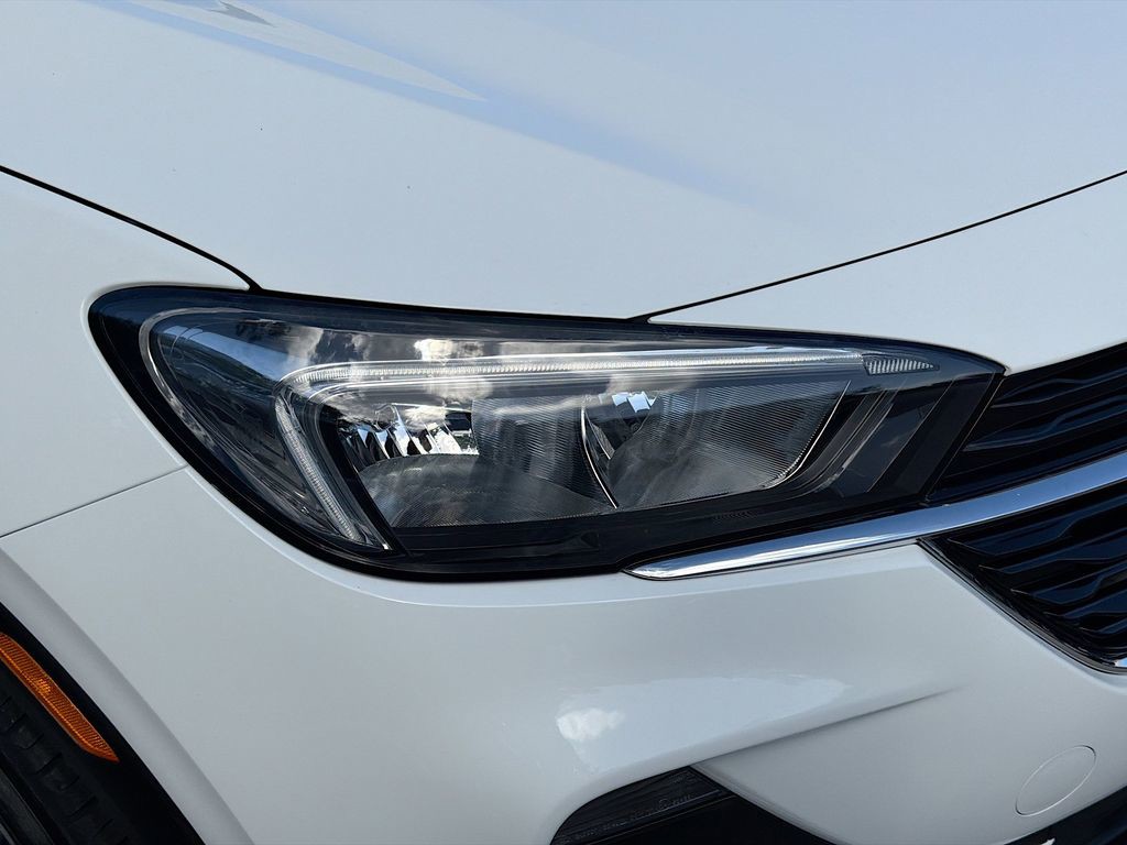 Used 2022 White Buick Select image 33
