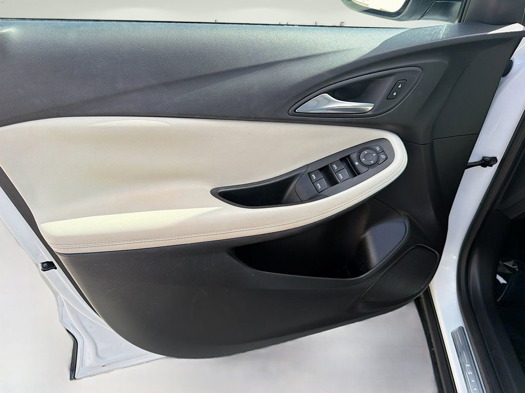 Used 2022 White Buick Select image 19