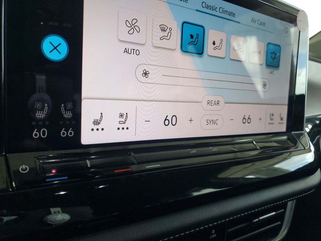 Used 2025  Volkswagen 2.0T SE w/Technology image 27