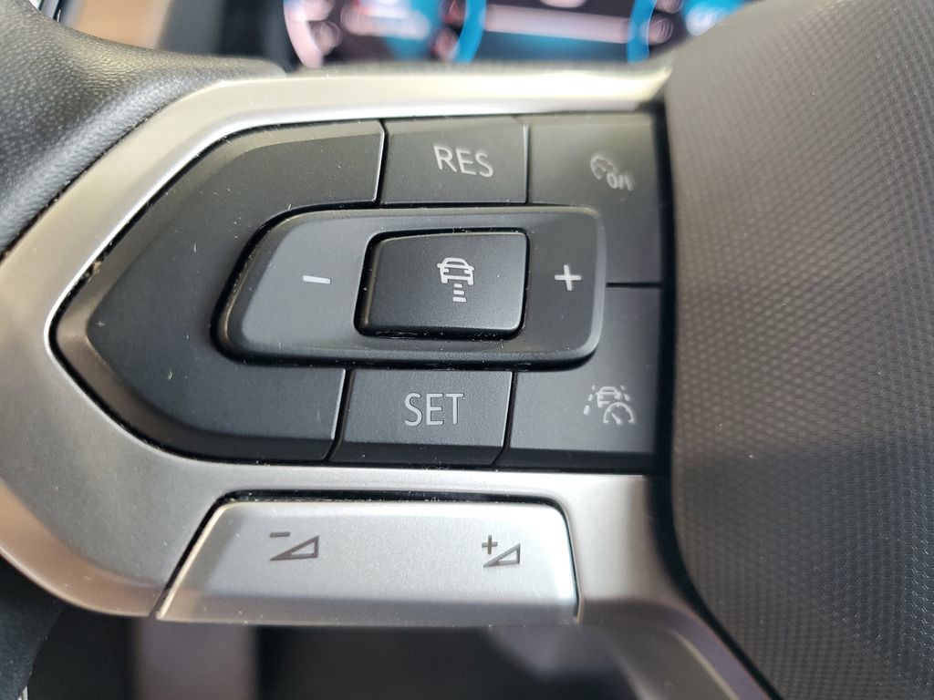 Used 2025  Volkswagen 2.0T SE w/Technology image 23