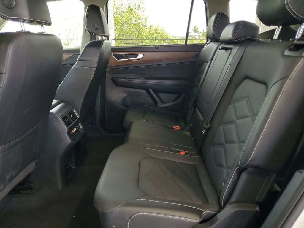 Used 2025  Volkswagen 2.0T SE w/Technology image 9