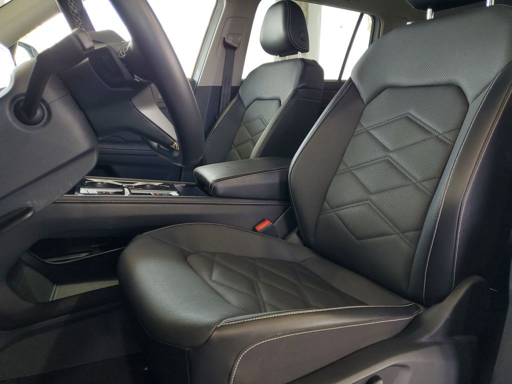 Used 2025  Volkswagen 2.0T SE w/Technology image 18