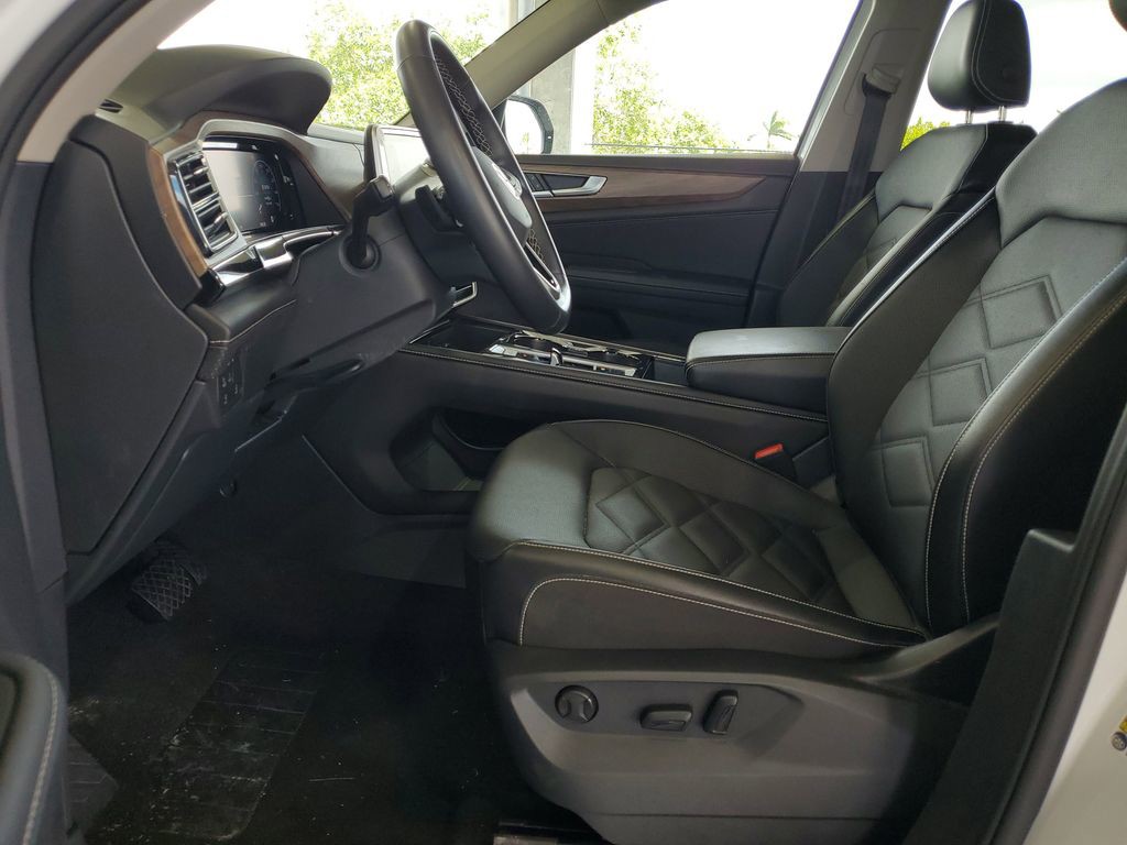 Used 2025  Volkswagen 2.0T SE w/Technology image 17