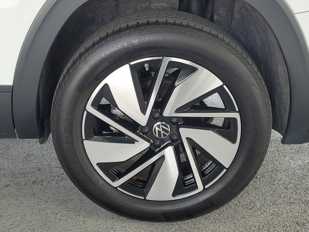 Used 2025  Volkswagen 2.0T SE w/Technology image 7