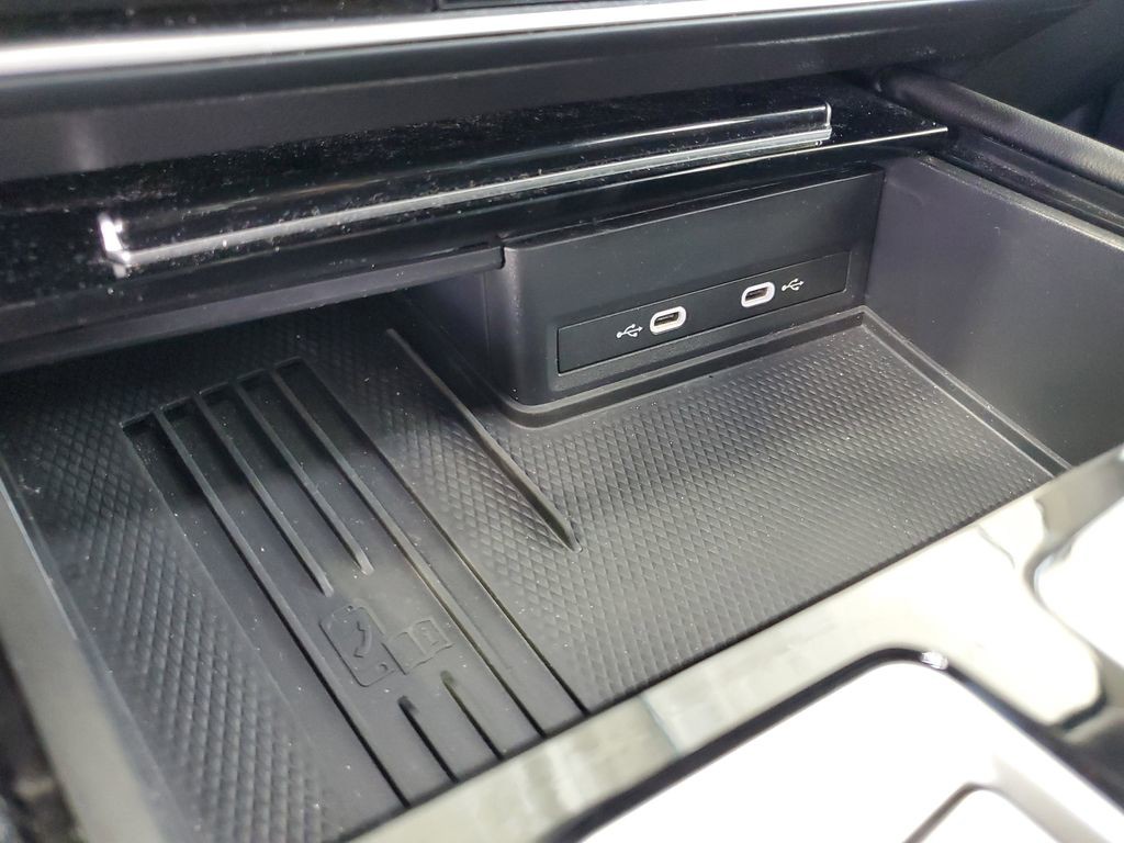 Used 2025  Volkswagen 2.0T SE w/Technology image 28