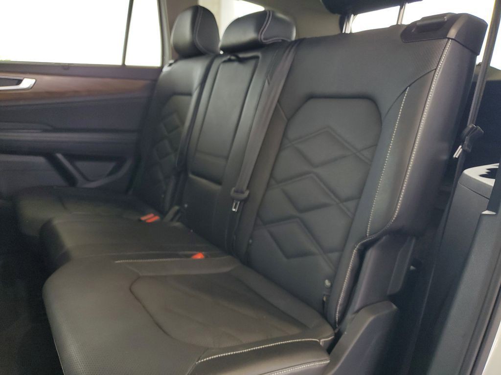 Used 2025  Volkswagen 2.0T SE w/Technology image 8