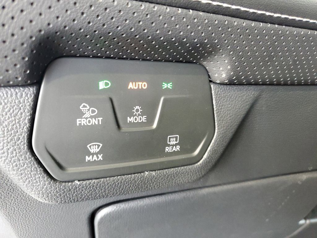 Used 2025  Volkswagen 2.0T SE w/Technology image 21