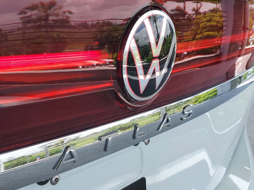 Used 2025  Volkswagen 2.0T SE w/Technology image 5