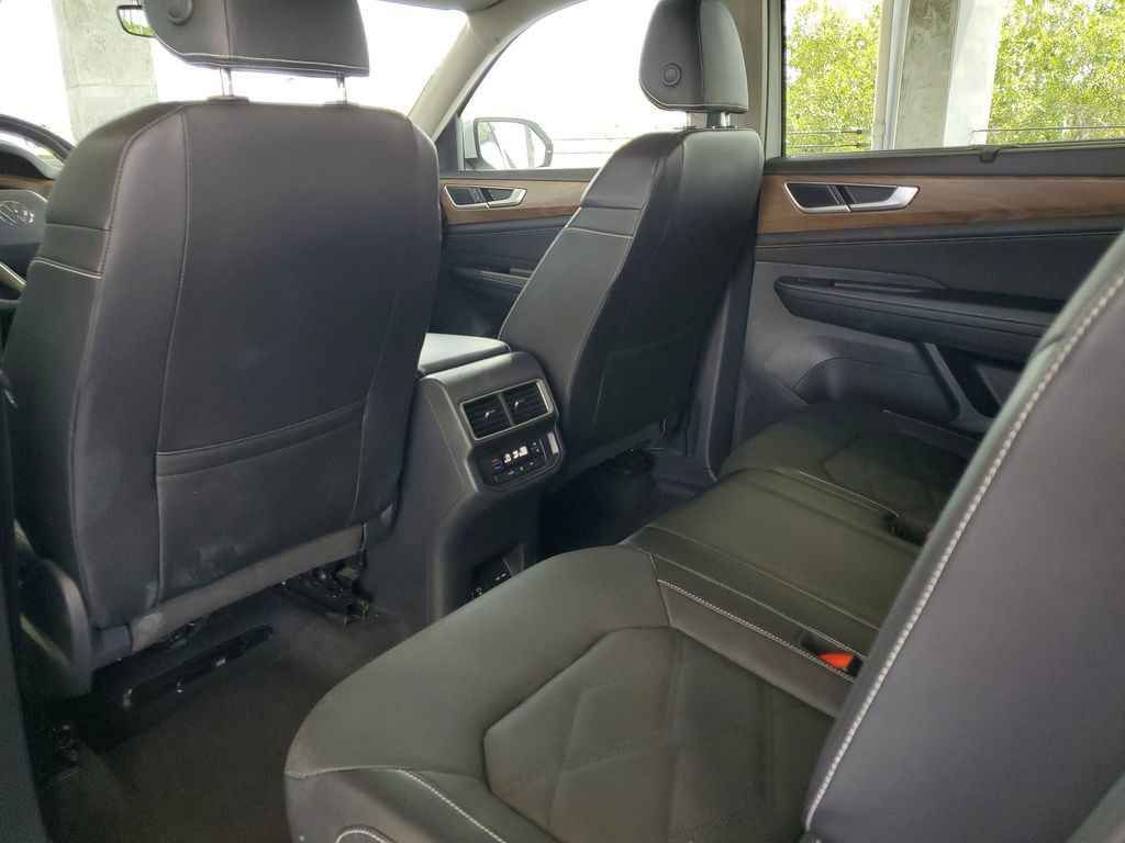 Used 2025  Volkswagen 2.0T SE w/Technology image 13
