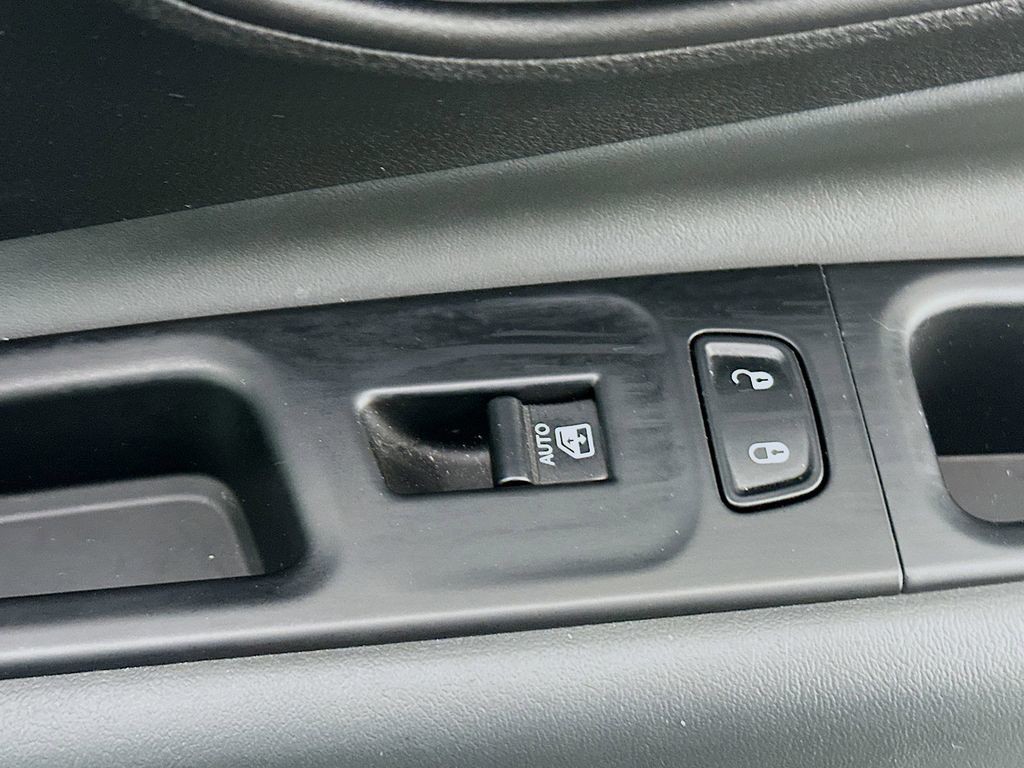 Used 2022 Black Jeep Latitude image 28