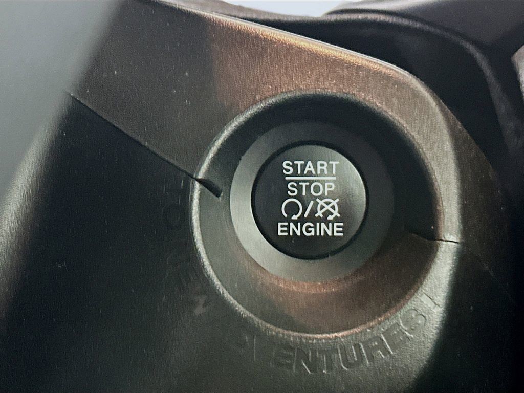Used 2022 Black Jeep Latitude image 19
